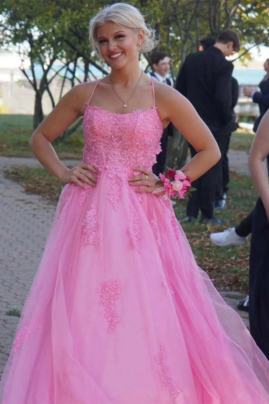 Vestido de fiesta con espalda descubierta, corte A y cordones en la espalda con apliques